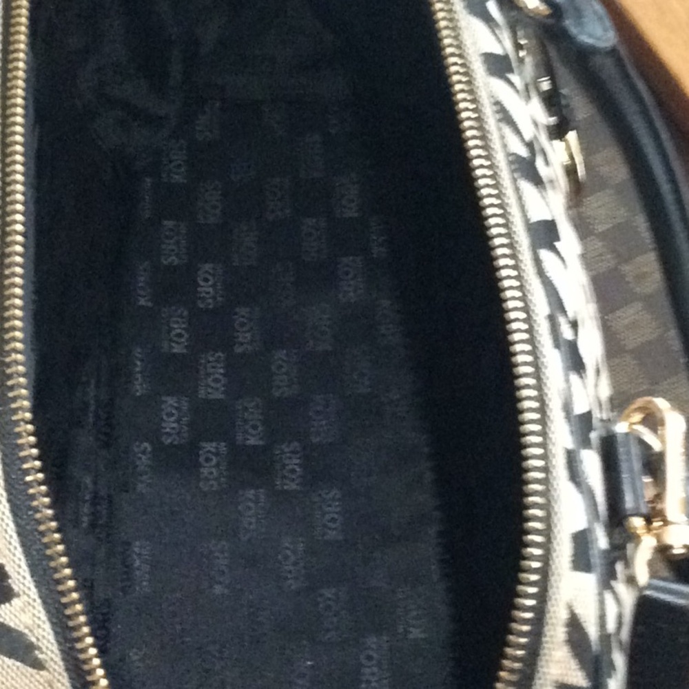 Michael Kors MK Signature Large Satchel - Picture 5 of 8
